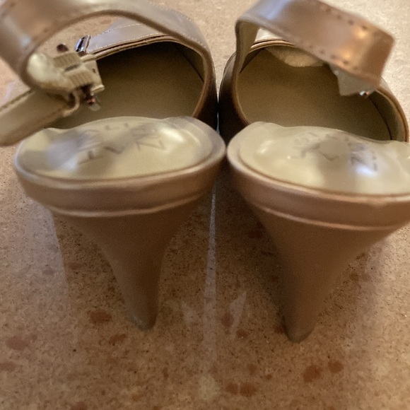 “NATURALIZER “ Gold sling back heels. Perfect for office. Excellent condition. - Picture 3 of 13